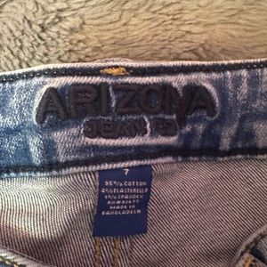 i am selling these never worn Arizona size 7 mid-rise skinny jeans.
